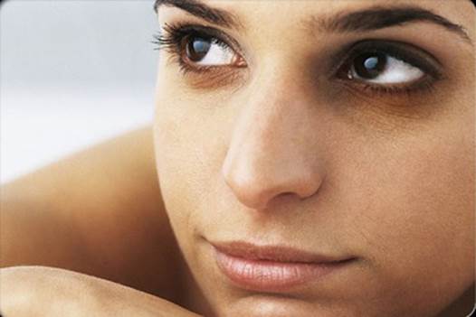 To women, if dark circles appear under eyes in a long time, it can be dysmenorrhea, uneven menstruation.