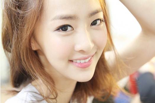 Description: Neutral colors or pink lipstick are great choices for you