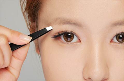 Description: A lot of people usually pluck their eyebrows. And for getting a thinner face, you should give up this habit