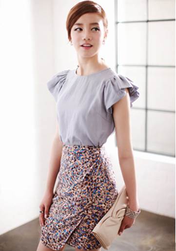 Skirt with small flower pattern is very appropriate for feminine girls.
