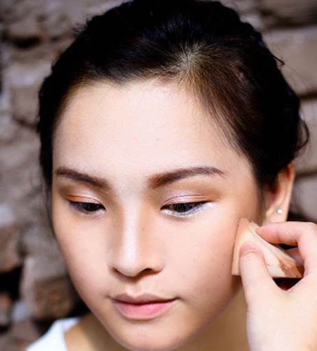Description: There are two cons on this model’s face: the two jawbones seem not really elegant. You need to apply shadow at two sides of the forehead and chin to balance the pointy face.