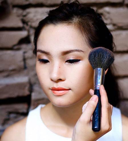 Description: Apply highlighter on the cheeks but when apply blusher, drag the brush toward the ears.