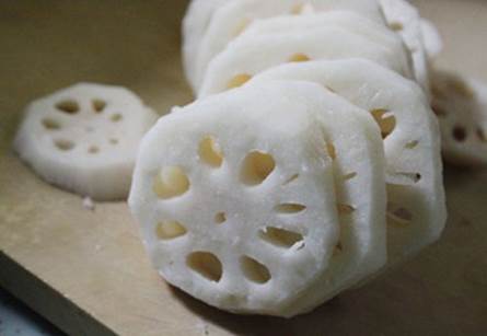 Lotus root helps mothers be galactopoietic and antifebrile.