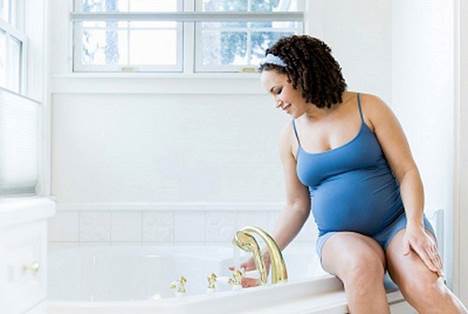 Pregnant women shouldn’t sit on their heels to wash their hair.