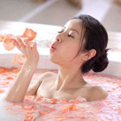 Taking a hot bath before going to bed will affect your sleep.