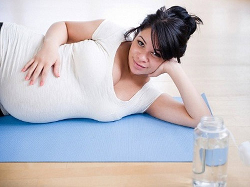 Pregnant woman should drink more water when playing sport