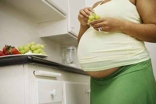 Pregnant women eat grapes to help children’s eyes brighter.