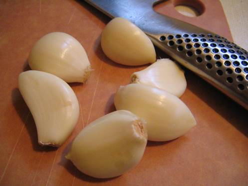 Description: Swallowing gloves of garlic don’t cause bad smell as eating garlic.