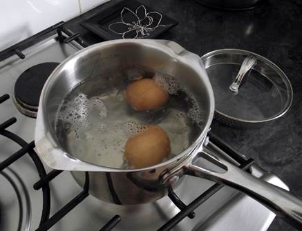 Put eggs into water and boil. When water boils, turn down fire, boil in about 2 minutes and then turn off, soak egg in 5 minutes. 