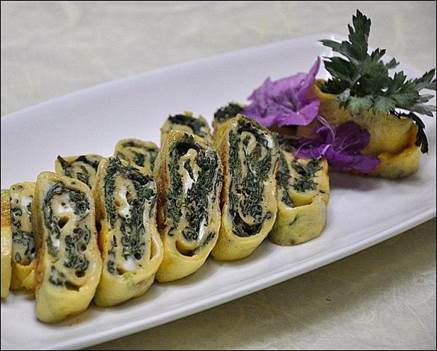 With egg and wormwood, pregnant women can cook delicious fried dish.