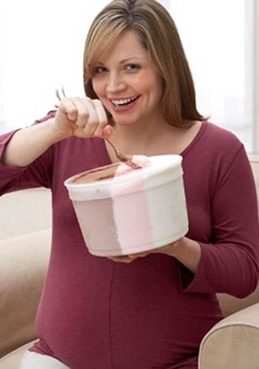 Eating cold foods can make pregnant women cough and have sore throat.
