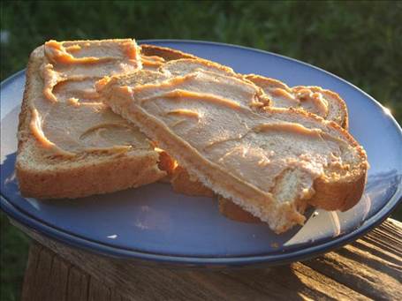 Toasts with peanut butter provides carbs and protein to fuel you up