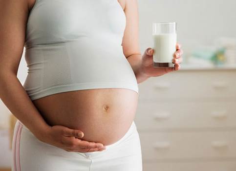 Moms should keep drinking milk daily while pregnant and breastfeeding.