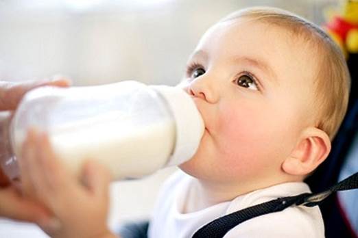 The average quantity of milk that babies in this age need is 150ml/kg/day.