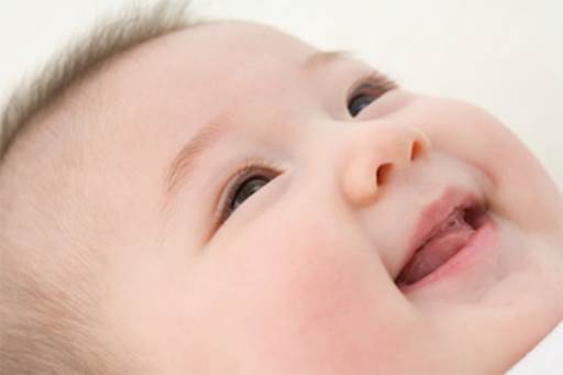 At 19 weeks old, babies can recognize humor and respond with smile.
