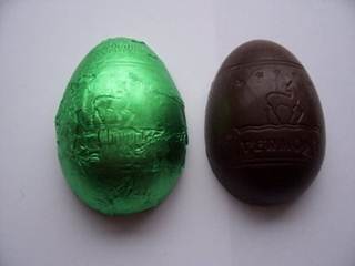 Description: Dark chocolate sculpture egg with mini praline eggs