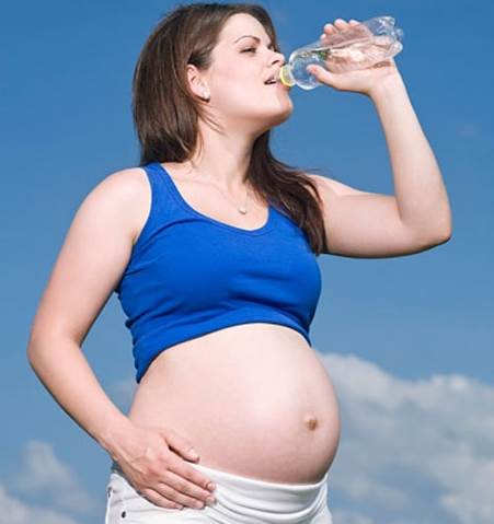 Pregnant women should drink 2 liters of water in day and drink regularly every day.