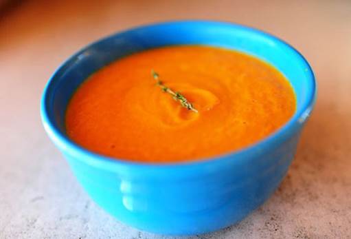 The great color and good taste of carrot, honey soup will attract babies.