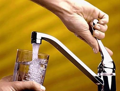 Many people have the habit of drinking tap water.