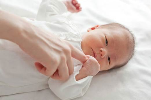 Newborn babies that are healthy will catch hands tightly.