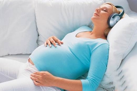 Listening to music every morning will help pregnant women forget nauseating feeling.