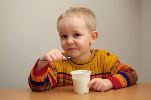 The best time for feeding children with yoghurt is after main meals, after taking medicine about 2 hours.