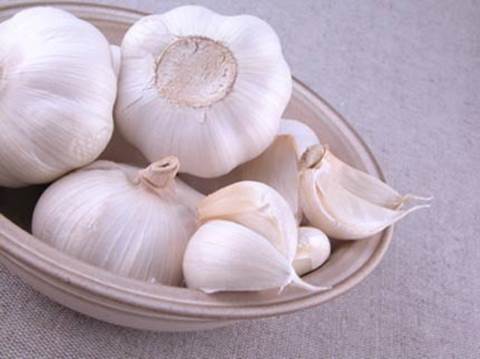 Eating garlic will help you reduce damages caused by radiation remarkably.