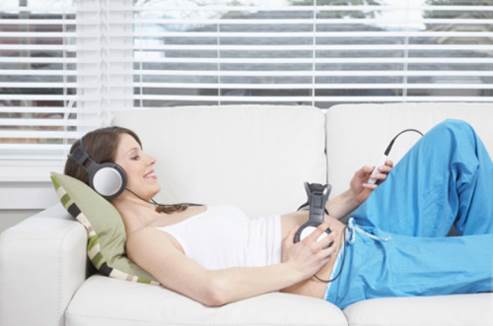 In pregnancy, listening to music will help pregnant women relax and sleep better.