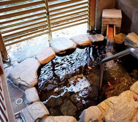 Description: Hot spring water flows into the open-air private rock bath