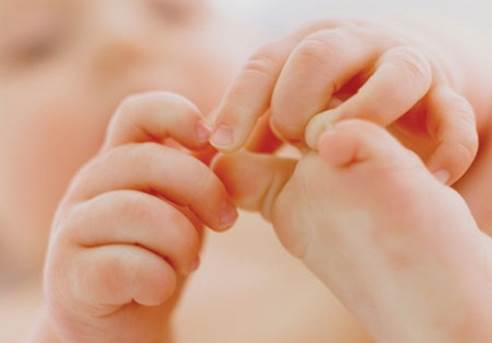 Massaging feet will make babies be tickled and when babies smile, they will stop crying quickly.