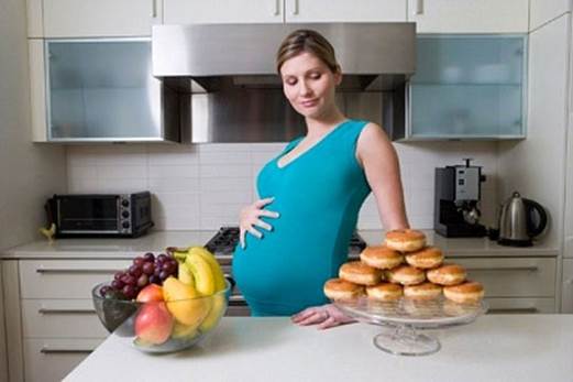 In pregnancy, pregnant women only need to eat 300 calories every day.