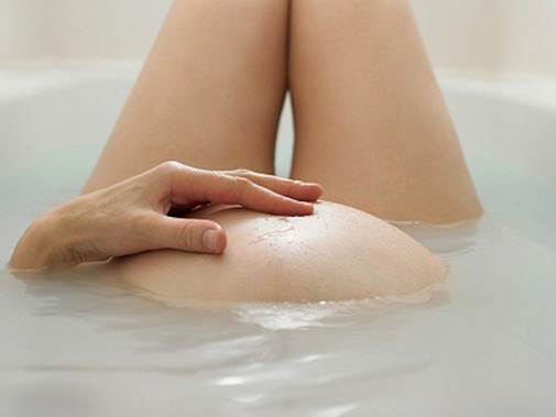 Taking a bath with warm water can help pregnant women feel relax.