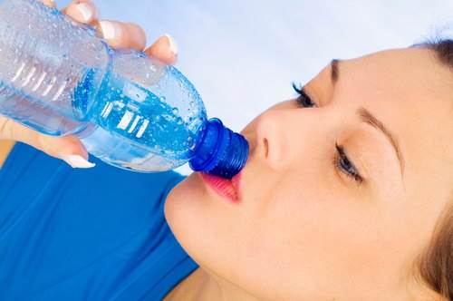 Drinking a lot of water can bring more disadvantages than advantages.