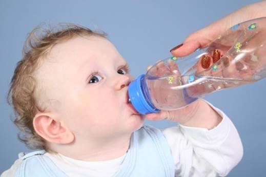 It’s recommended that children should drink an amount of water that is twice as much as usual.