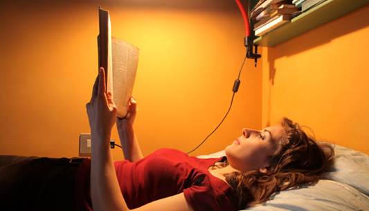 Reading while lying can make brain keep spreading the information that changes the biological clock.