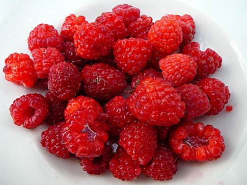 A juicy raspberry can provide 3.8 gr fiber and lots of vitamin E, folate, magnesium, potassium and vitamin C.