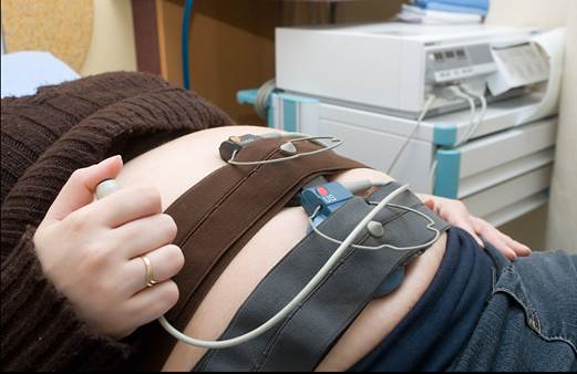 A machine looks like a belt will be wore around pregnant women’s belly so that it can record the changes of fetal heartbeat in comparison with fetal movement when pregnant women lie down.