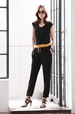 Description: Black costume in office becomes more remarkable with variation of drawstring waistband. With this style, you can create remarked point without any belt.