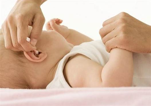 Pediatricians advise mothers not to clean out babies’ ears regularly.
