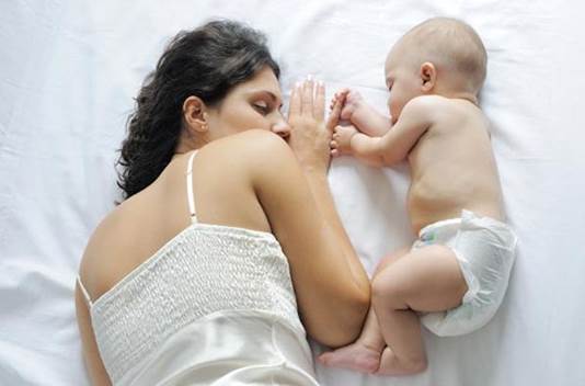• Sleeping close to your baby aids the infant’s physiological regulation and supports their thermo-regulation, immune and cardio-respiratory systems. 