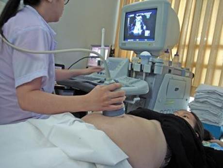 Pregnant women should go to check regularly to detect unusual things about placenta.