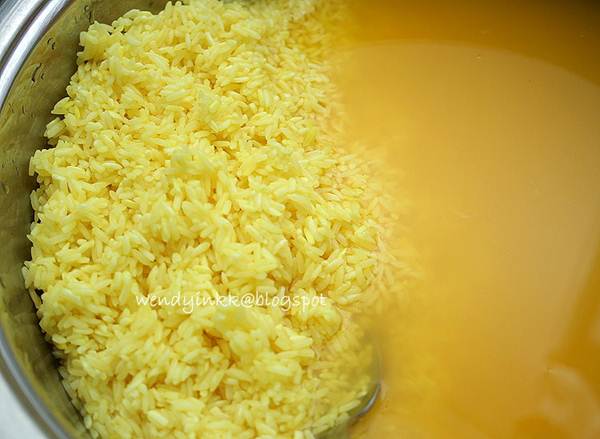 Description: 1. Tip the rice into a bowl, add the turmeric and pour on sufficient water to cover, then leave to soak for an hour