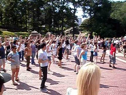 Description: a man named Logan propose to his girlfriend, Jenna, in Central Park (right), after arranging for a flash mob of dancers to perform in front of her