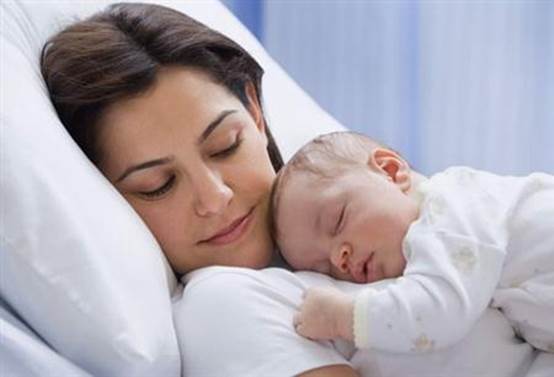 Most newborn babies will sleep a lot when they are born and mothers should stay next to them to comfort them when they wake up.