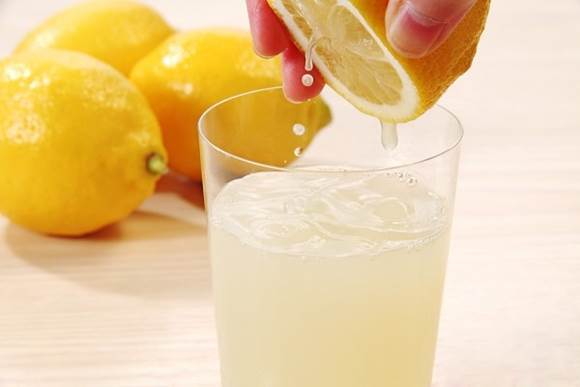 Lemon juice and home-made lemon juice are the sources that provide vitamin C suitably.