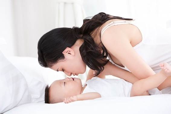 Massaging is an invisible string that can connect mothers and newborn babies.