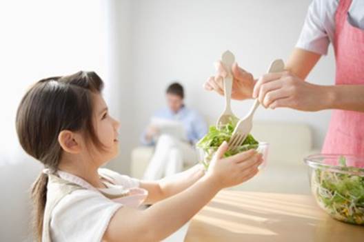 To prevent food poisoning for children, parents need to ensure that food is safe and hygienic.