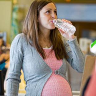 Description: Drinking water regularly helps pregnant women reduce morning sickness.