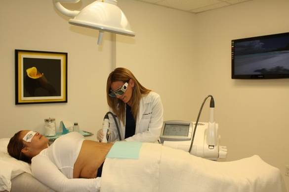 Laser treatment is one of the best methods to remove the stretch marks because it can rebuild the destroyed collagen.