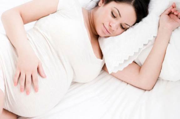 Pregnant women should lie on their side when they sleep.